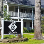 Glen Arbor Inn Exterior view with M22 sign