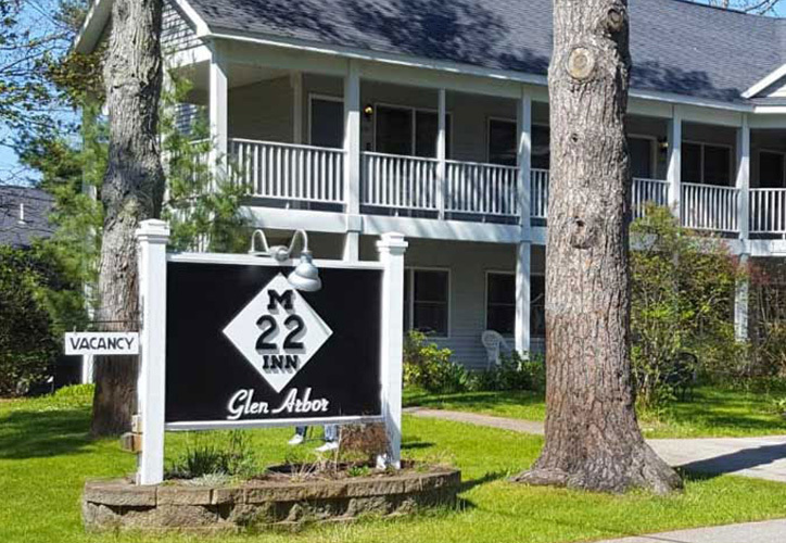 Glen Arbor Inn Exterior view with M22 sign